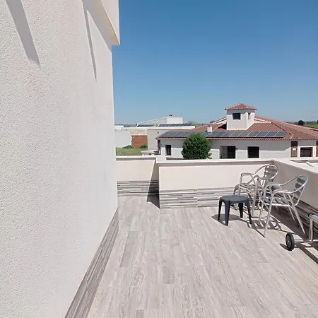 Apartamento Loft 2 Personas Con Cocina Americana Con Gran Luminosidad, Tv 42, Cama De Matrimonio Con Colchón De Buena Calidad, Dos Sofás Grandes Y Comodos , Con Baño Con Plato De Ducha,chimenea Interior Y 2terrazas De Unos 50 Metros Y Barbacoa Exterior,pre Herencia