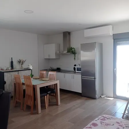 Apartamento Loft 2 Personas Con Cocina Americana Con Gran Luminosidad, Tv 42, Cama De Matrimonio Con Colchón De Buena Calidad, Dos Sofás Grandes Y Comodos , Con Baño Con Plato De Ducha,chimenea Interior Y 2terrazas De Unos 50 Metros Y Barbacoa Exterior,pre *