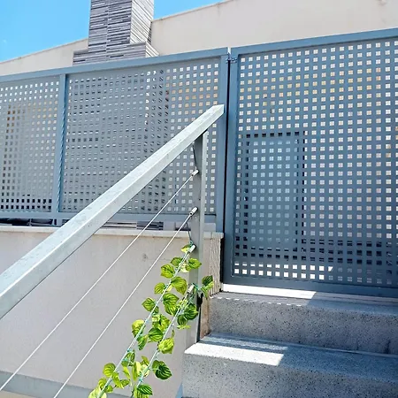 Apartamento Loft 2 Personas Con Cocina Americana Con Gran Luminosidad, Tv 42, Cama De Matrimonio Con Colchón De Buena Calidad, Dos Sofás Grandes Y Comodos , Con Baño Con Plato De Ducha,chimenea Interior Y 2terrazas De Unos 50 Metros Y Barbacoa Exterior,pre